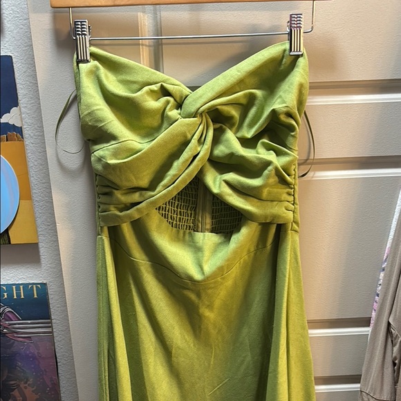 Elegant Green Strapless Dress - Picture 5 of 6